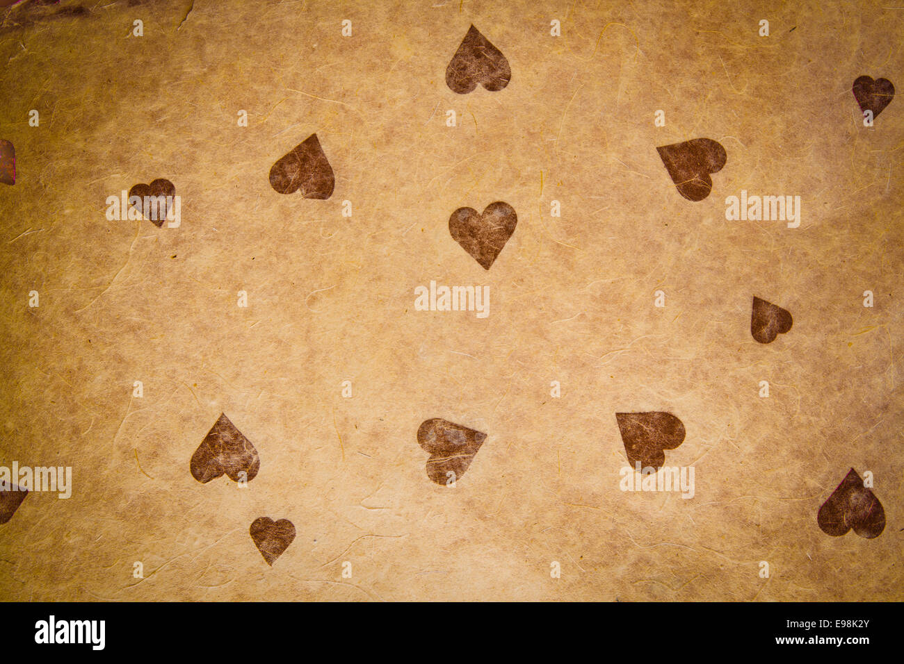 Vintage carta testurizzata con cuore e angolo vignettatura, vuota per il messaggio di san valentino, copyspace. Foto Stock