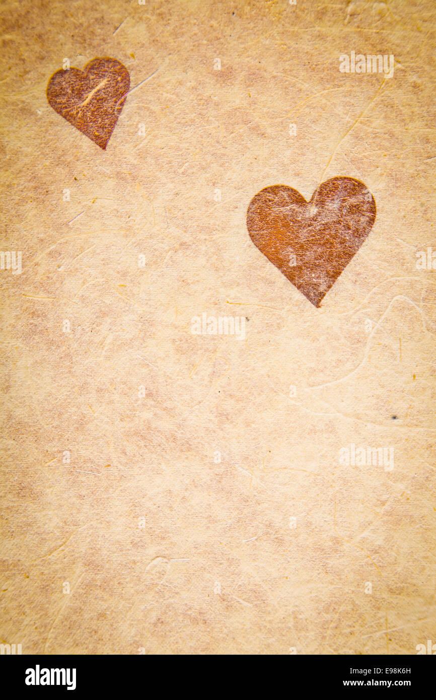 Vintage carta testurizzata con cuore e angolo vignettatura, vuota per il messaggio di san valentino, copyspace. Foto Stock