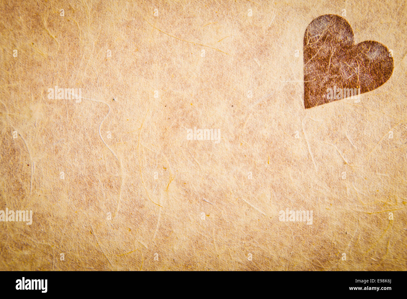 Vintage carta testurizzata con cuore e angolo vignettatura, vuota per il messaggio di san valentino, copyspace. Foto Stock