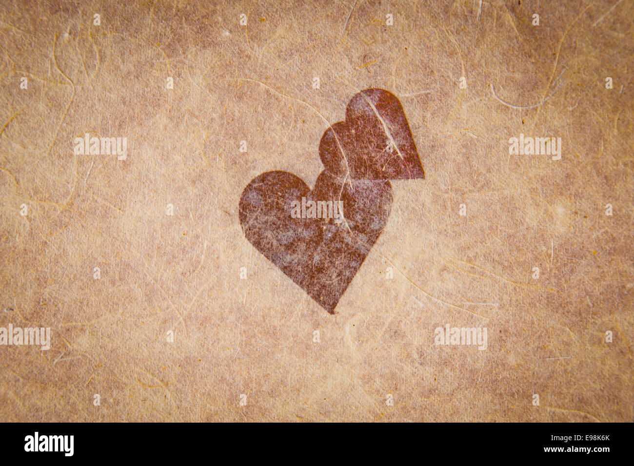 Vintage carta testurizzata con cuore e angolo vignettatura, vuota per il messaggio di san valentino, copyspace. Foto Stock