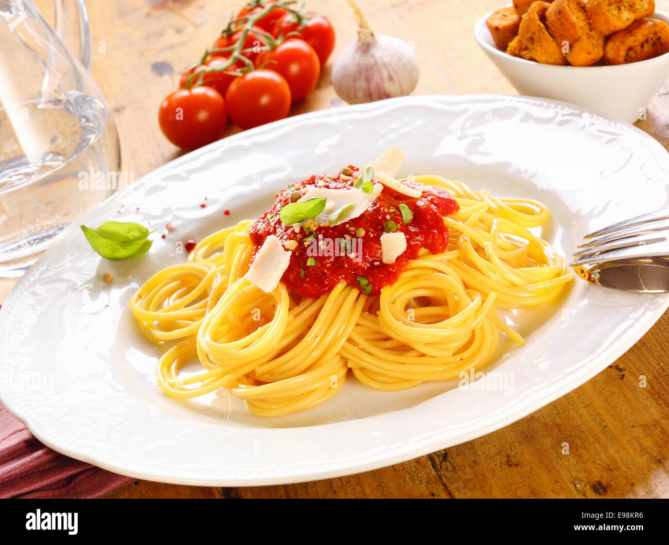 Piastra del preparato di fresco bolognese spaghetti con sugo di pomodoro e formaggio pronto per essere servito. Foto Stock