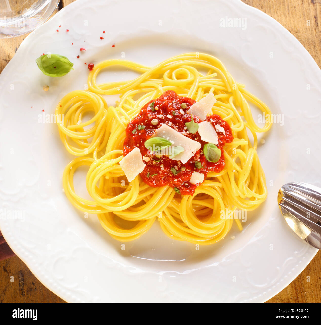 Piastra del preparato di fresco bolognese spaghetti con sugo di pomodoro e formaggio pronto per essere servito. Foto Stock