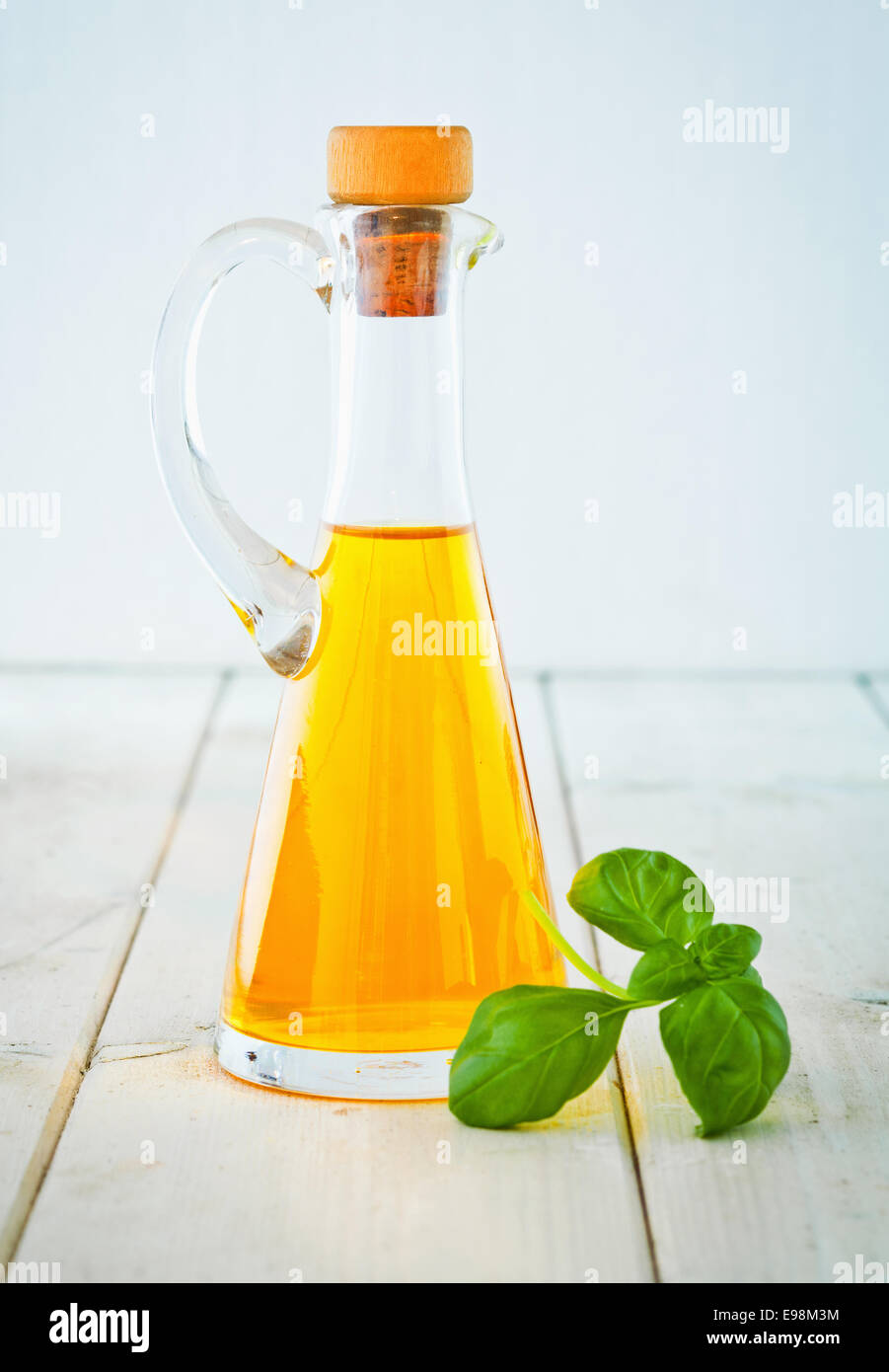 Una bottiglia a forma conica della spremitura a freddo Olio extra-vergine di oliva per uso come un condimento per insalata e in cucina, italiana concetto. Foto Stock