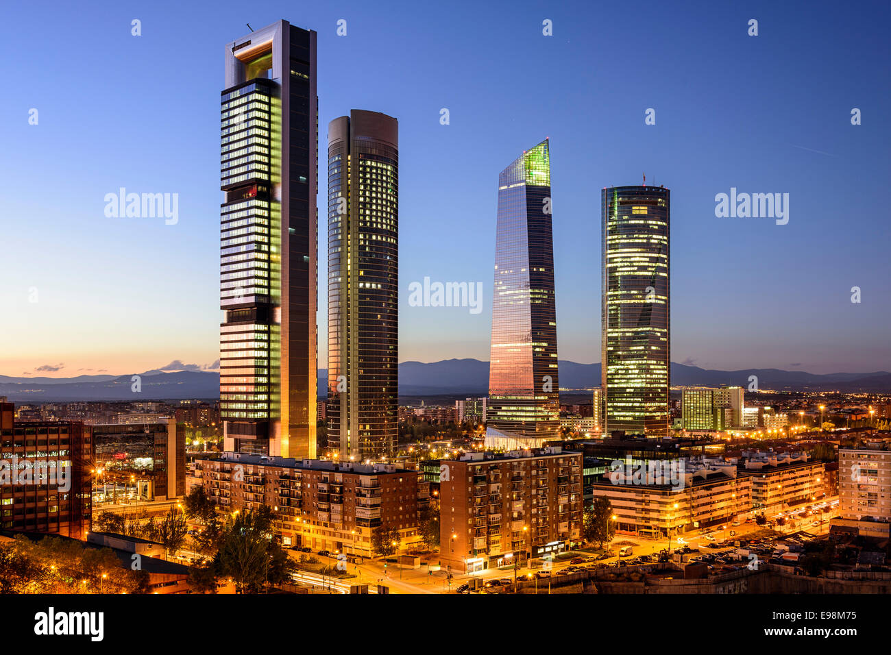 Madrid, Spagna il quartiere finanziario skyline al crepuscolo. Foto Stock