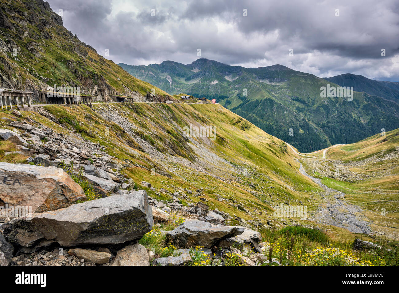 Transfagarasan Road attraversando Monti Fagaras sulla valle di Capra nei Carpazi Meridionali (Alpi della Transilvania), Romania Foto Stock