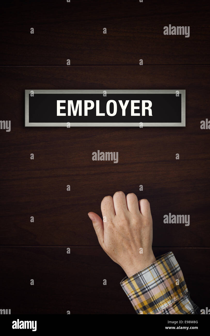 Mano femmina viene a bussare alla porta del datore di lavoro, immagine concettuale Foto Stock