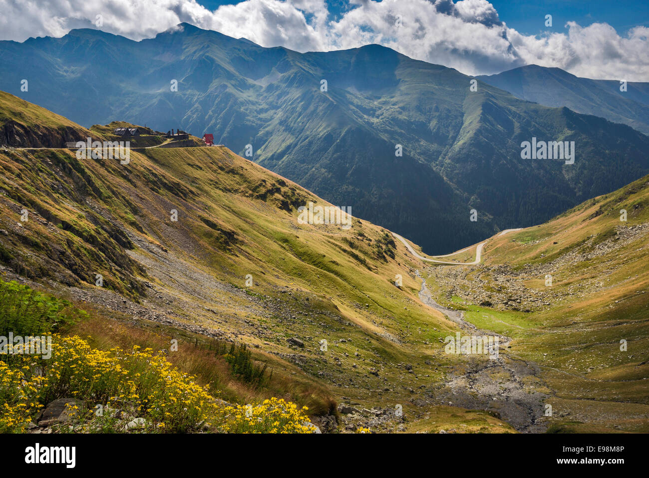 Transfagarasan Road attraversando Monti Fagaras sulla valle di Capra nei Carpazi Meridionali (Alpi della Transilvania), Romania Foto Stock