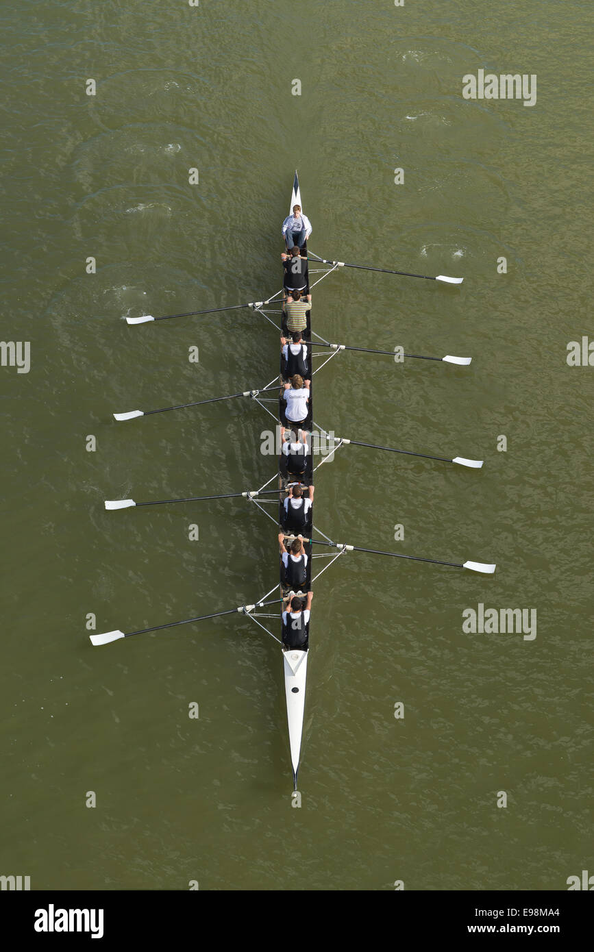 NOVI SAD SERBIA - Ottobre 18, 2014: Eightr uomini canottaggio sul fiume Danubio a Novi Sad il telecomando tradizionale regata della concorrenza. Foto Stock