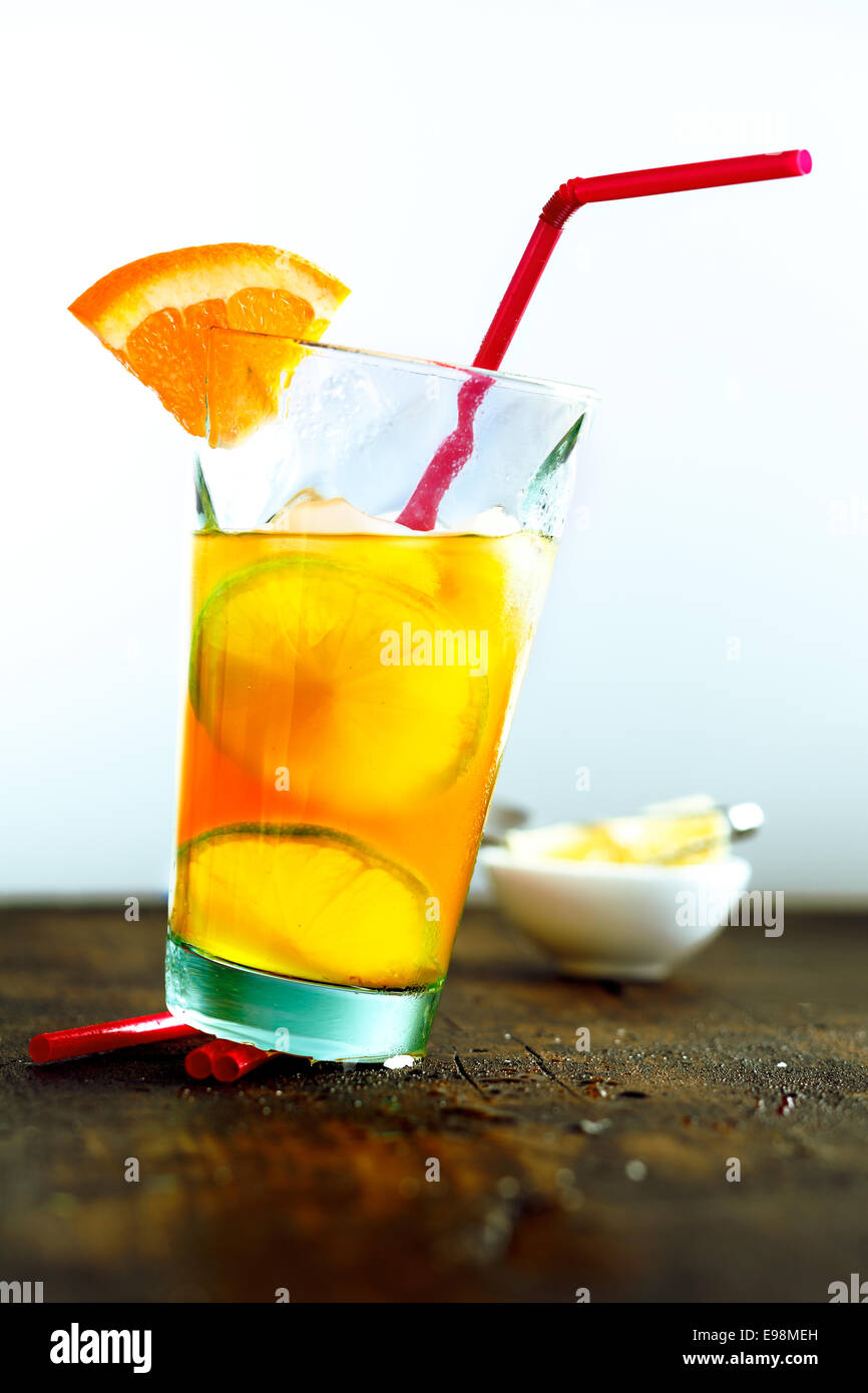 Bicchiere di summer cocktail con arancia e del tubicino Foto Stock