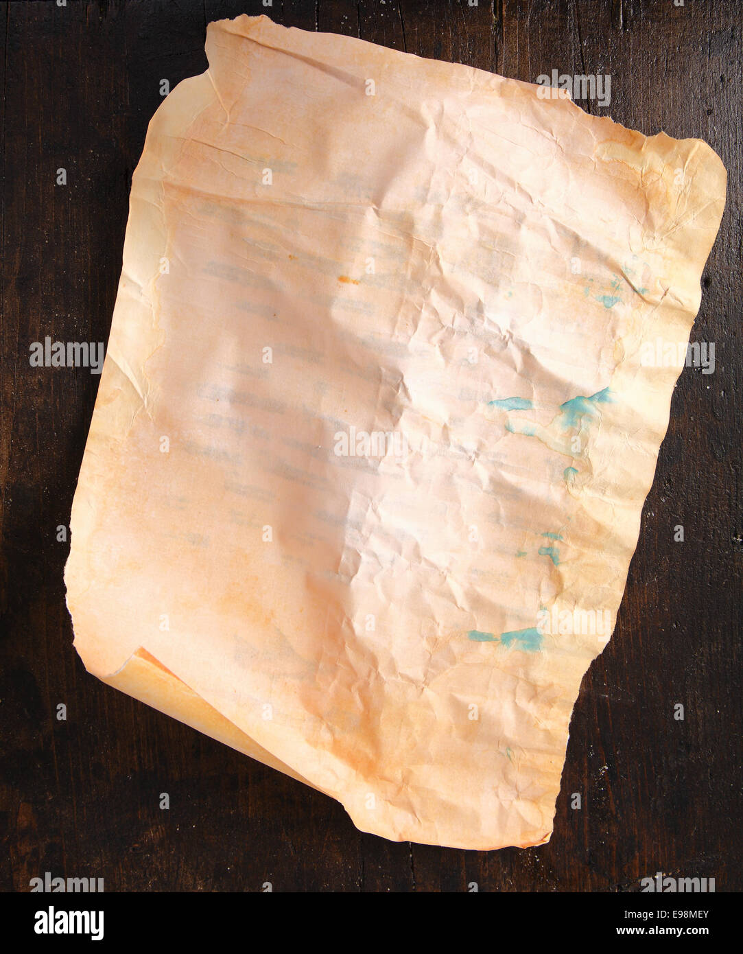 Vintage marrone carta su un vecchio e invecchiato sfondo di legno Foto Stock