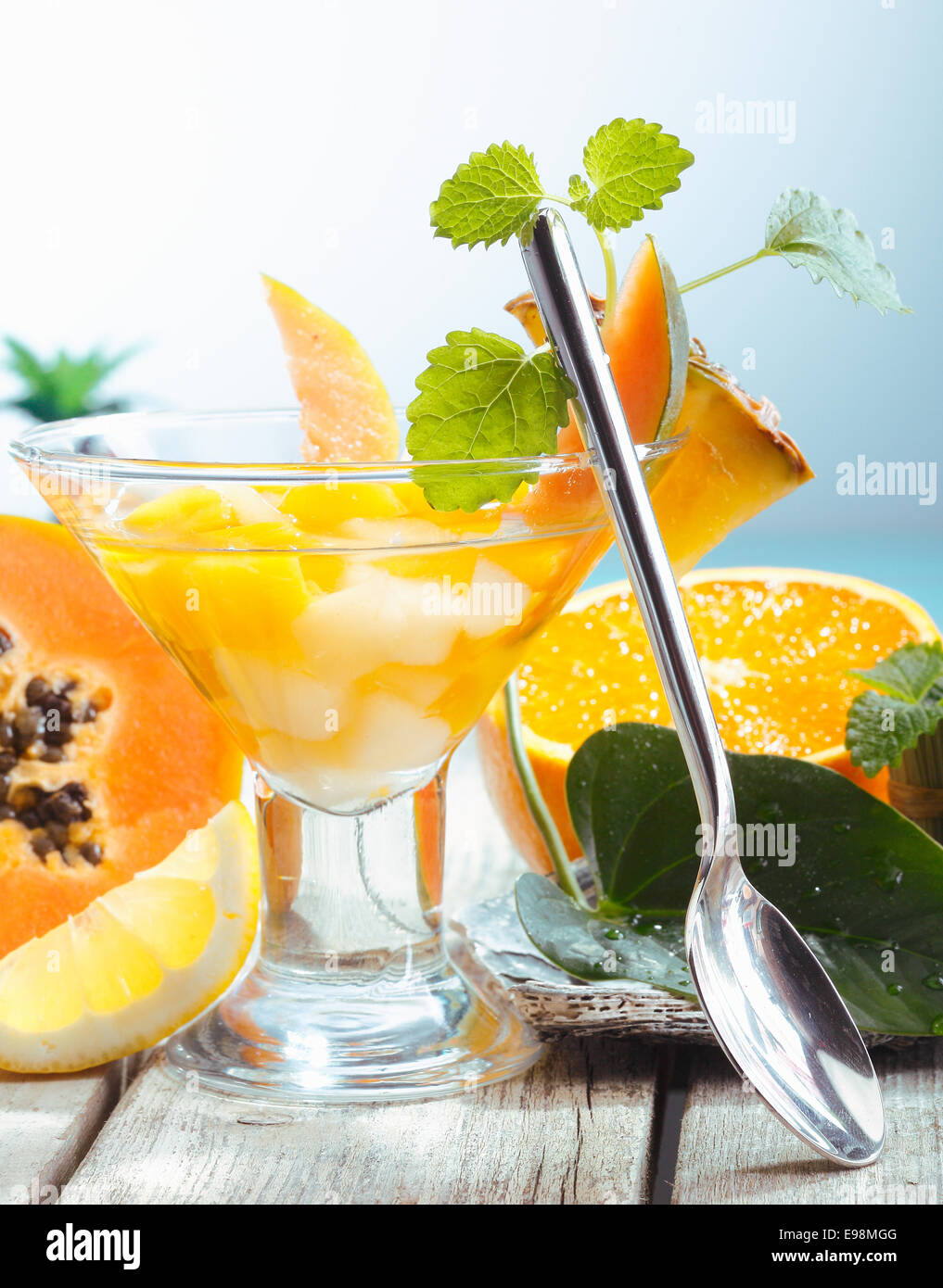 Servire di frutta fresca tropicale insalata in un bicchiere conico con un cucchiaio e frutta esotica Foto Stock