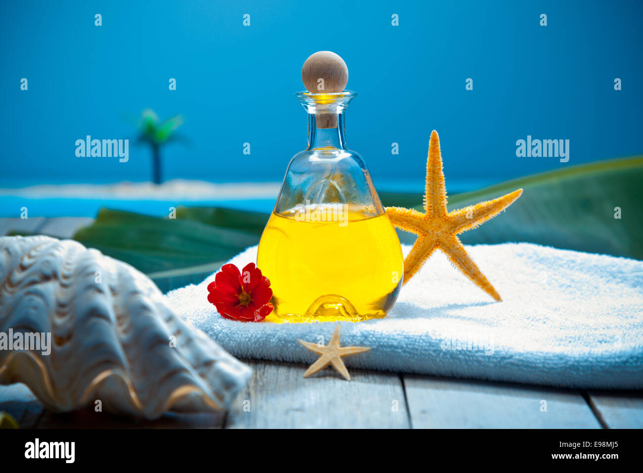 Aromaterapia wellness spa trattamento con olio essenziale di cui fuori su un ponte in un'ambiente tropicale marino che si affaccia sul mare Foto Stock