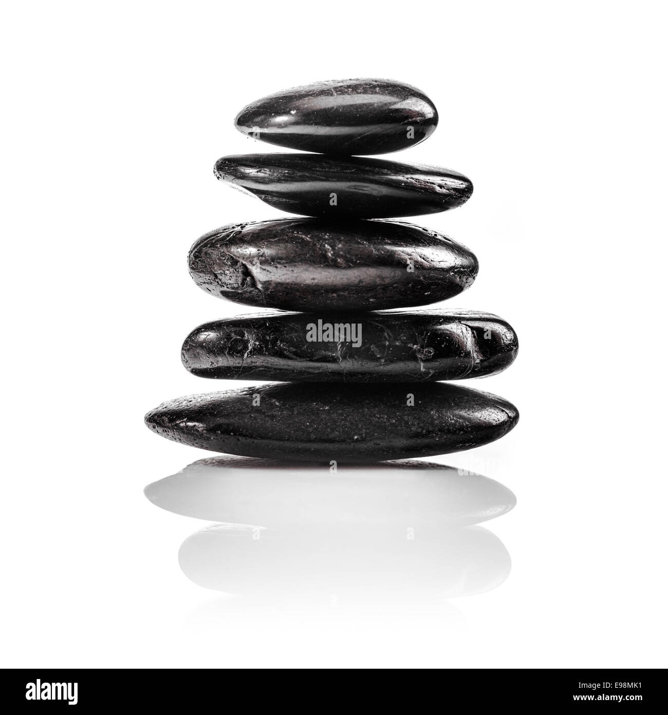 Un massaggio di fiocco o pietre Zen isolato su bianco per i concetti di benessere. Foto Stock