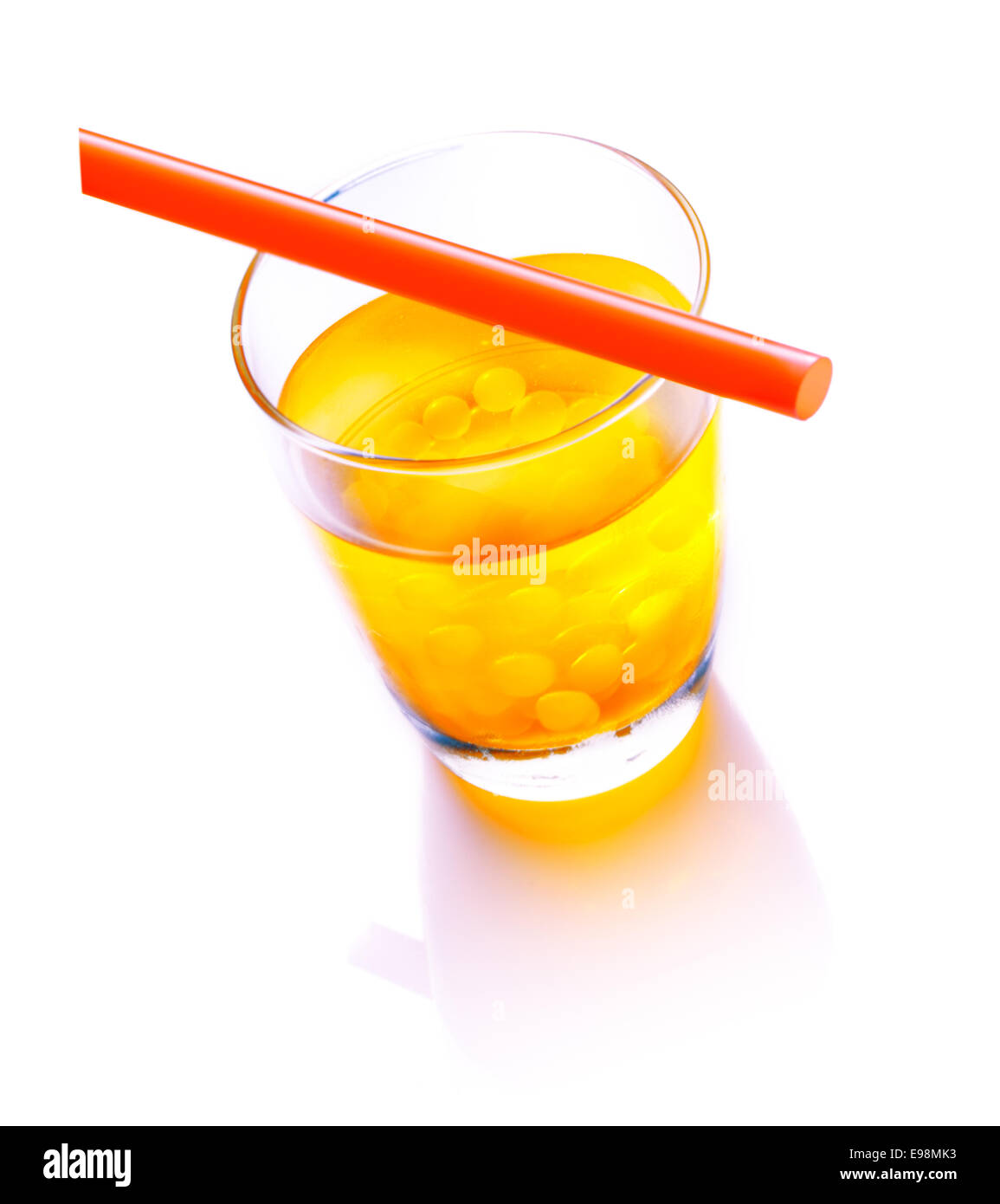 Bubble tè con un rosso paglia con bolle di mango isolati su sfondo bianco Foto Stock