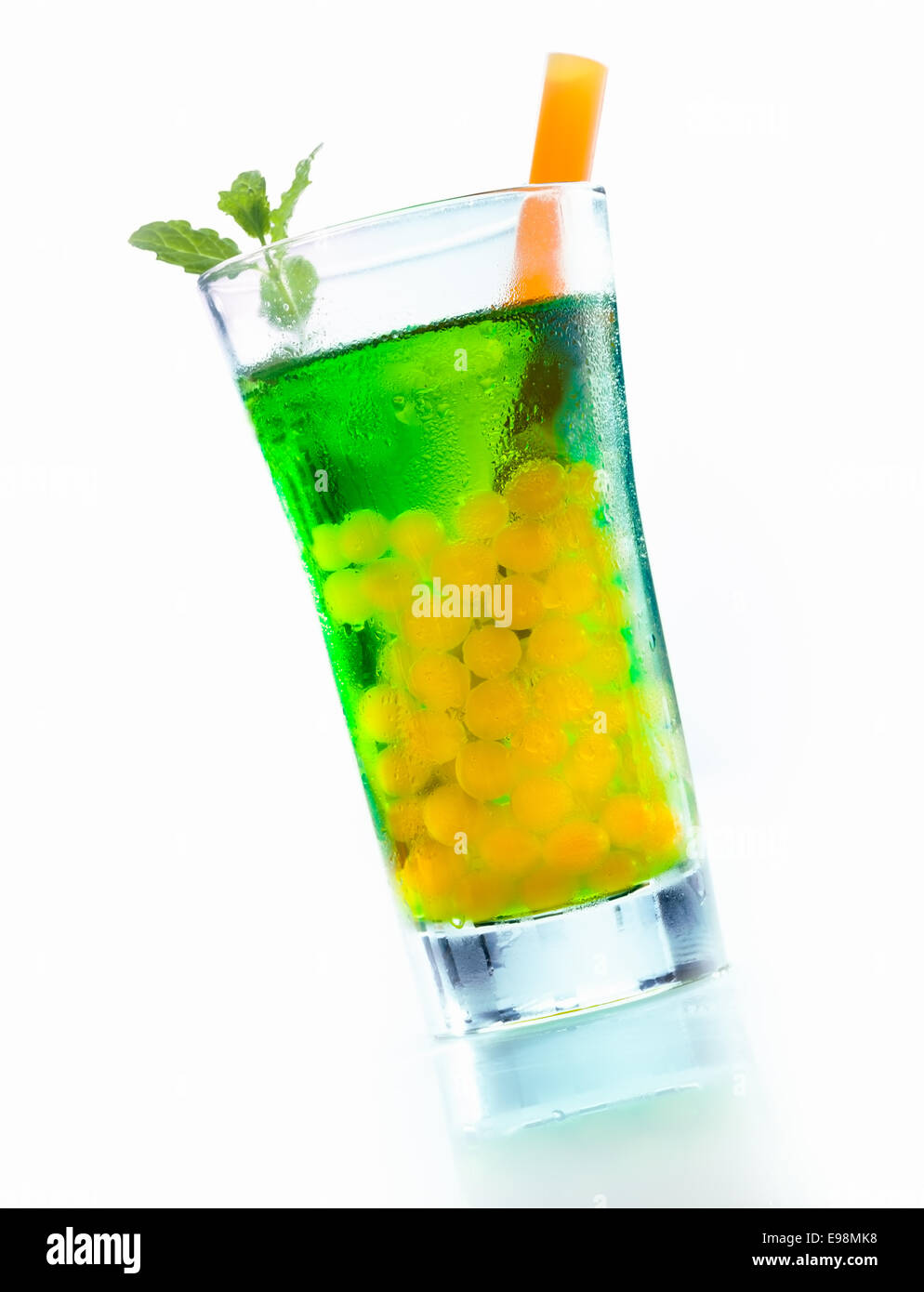 Boba Mango tè alla menta bolle e sciroppo di woodruff isolati su sfondo bianco Foto Stock