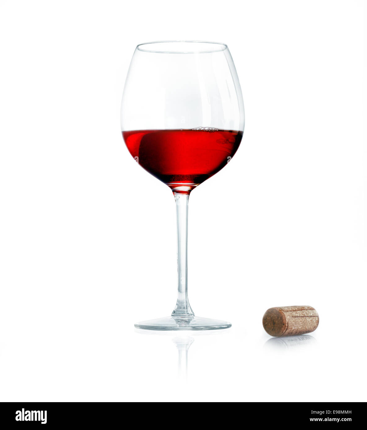 Vino rosso isolato con un tappo di sughero isolati su sfondo bianco. Forse per asciugare la Borgogna,Sauvignon o Merlot concetti Foto Stock