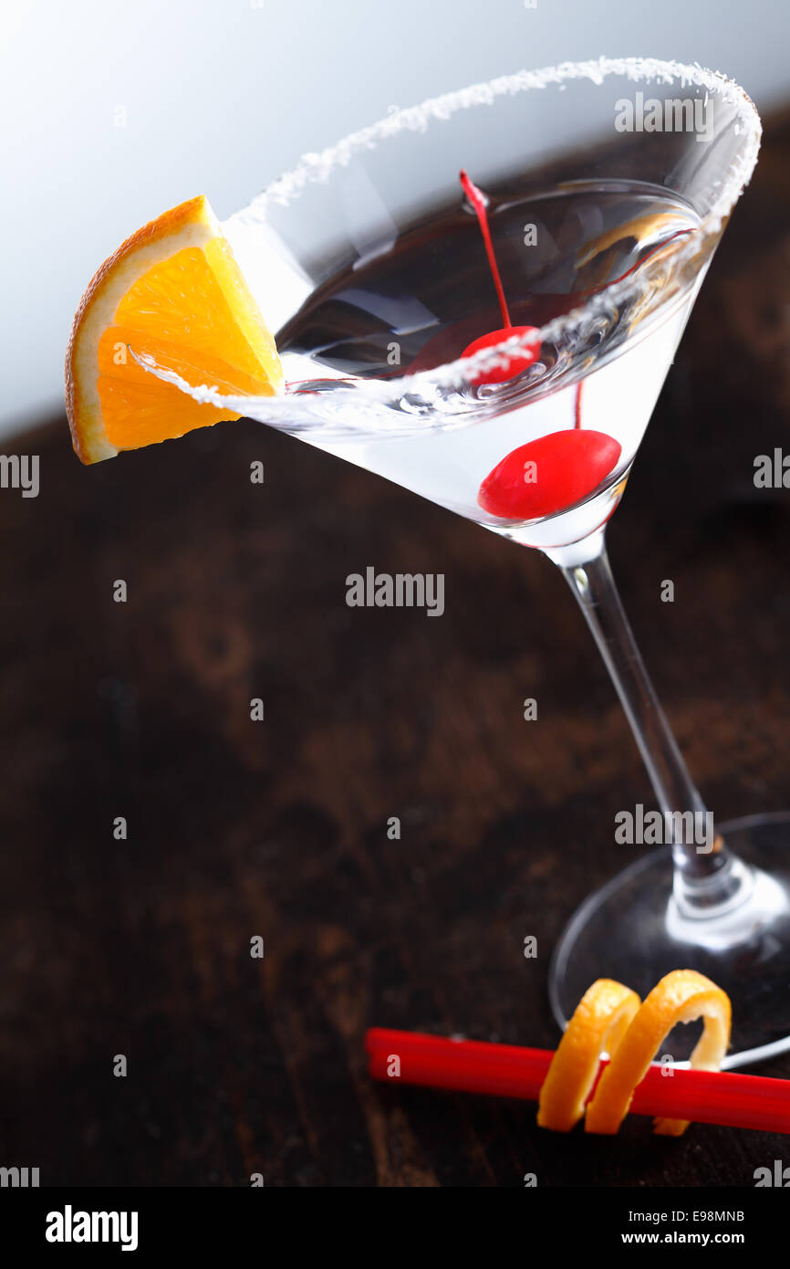 Martini dry con una ciliegia e una fettina di arancio frutto su un sfondo di età Foto Stock