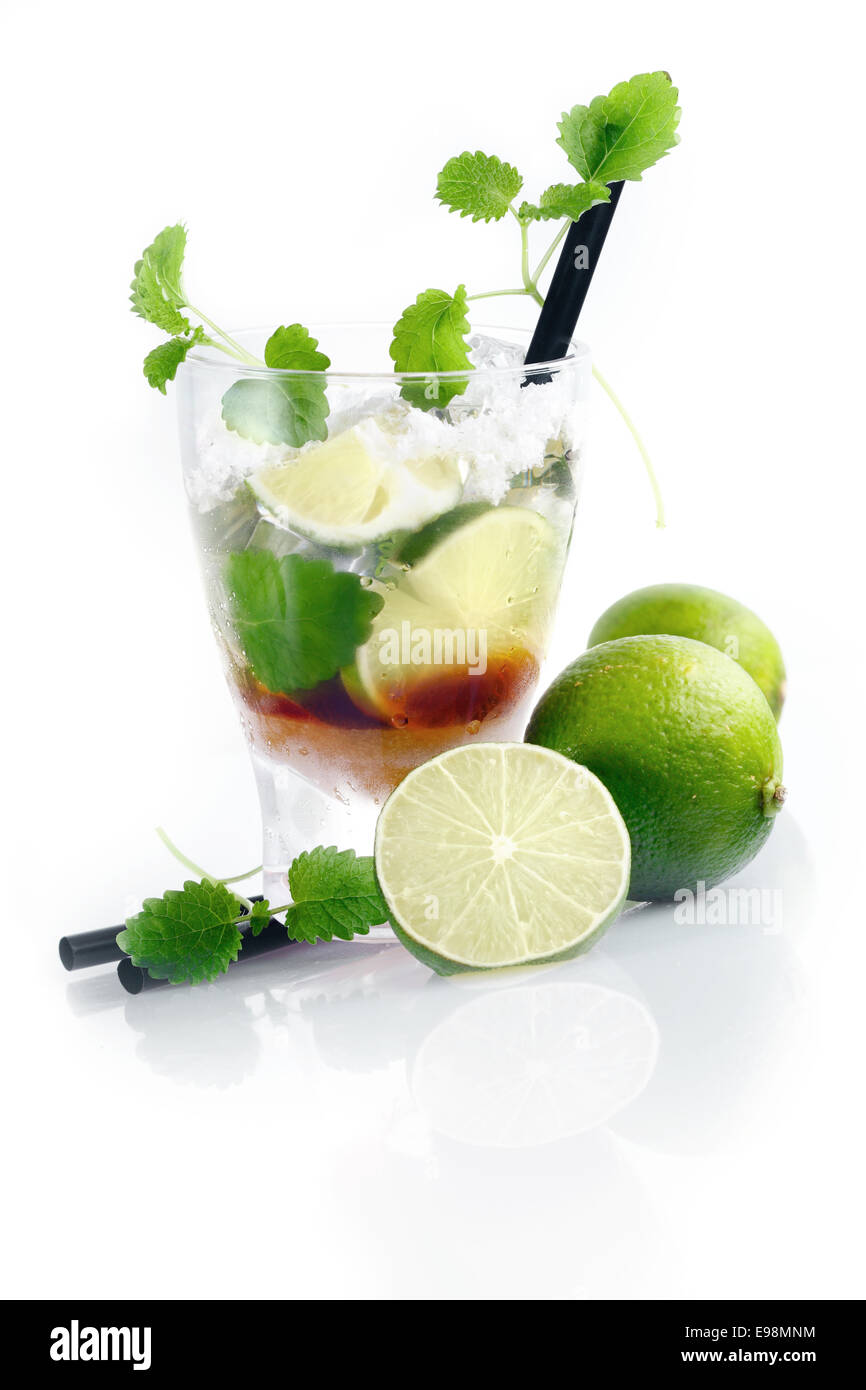 Cocktail Mojito con Limette fresche e menta cubana isolati su sfondo bianco per le bevande alcoliche concetti Foto Stock