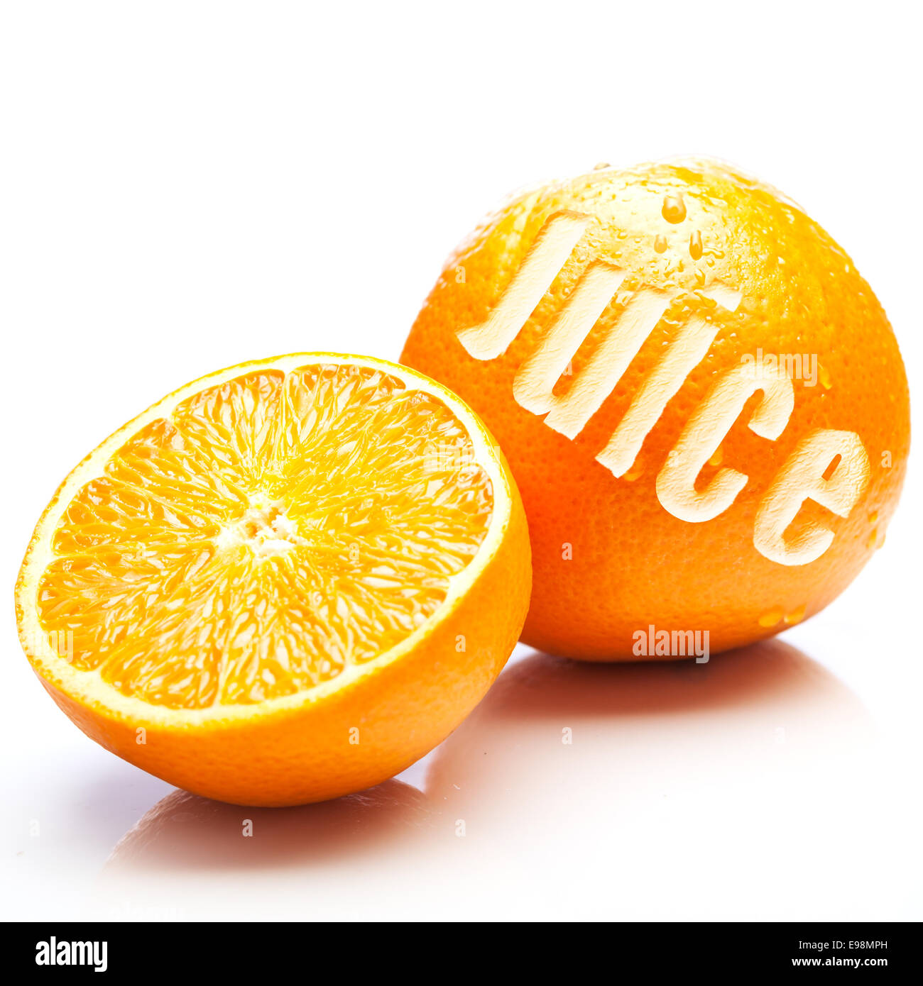 Un intero fresco arancione con il succo di parola incisa nella buccia insieme con una metà arancione mostra mature juciy polpa in un arancione Foto Stock