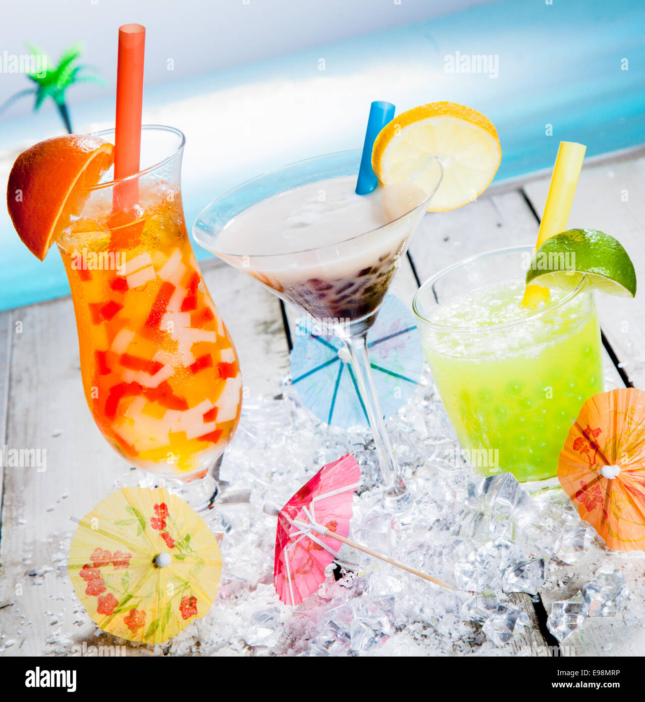 Tre differenti colorata frutta tropicale bolla ordina il tè servito freddo su un letto di ghiaccio tritato come un rinfresco di benvenuto presso un resort sul fronte spiaggia Foto Stock