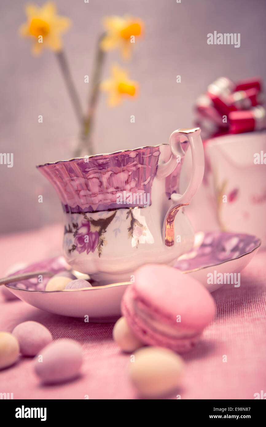 L'installazione di pasqua con una tazza, narcisi e dolci Foto Stock