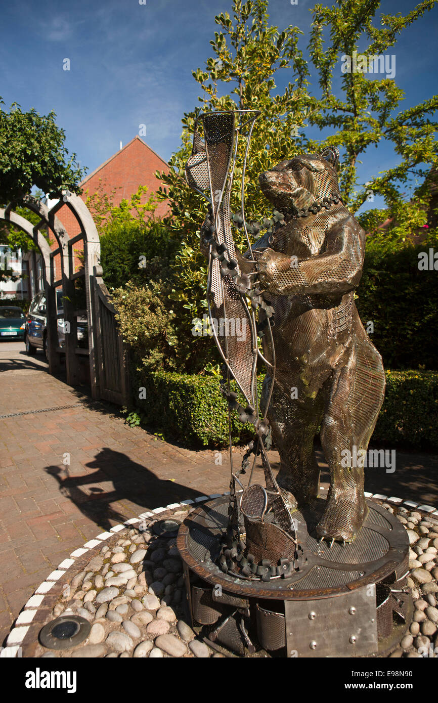 Regno Unito, Inghilterra, Warwick, Lord Leycester Hospital, David Mycroft memorial orso e sfilacciato scultura personale Foto Stock