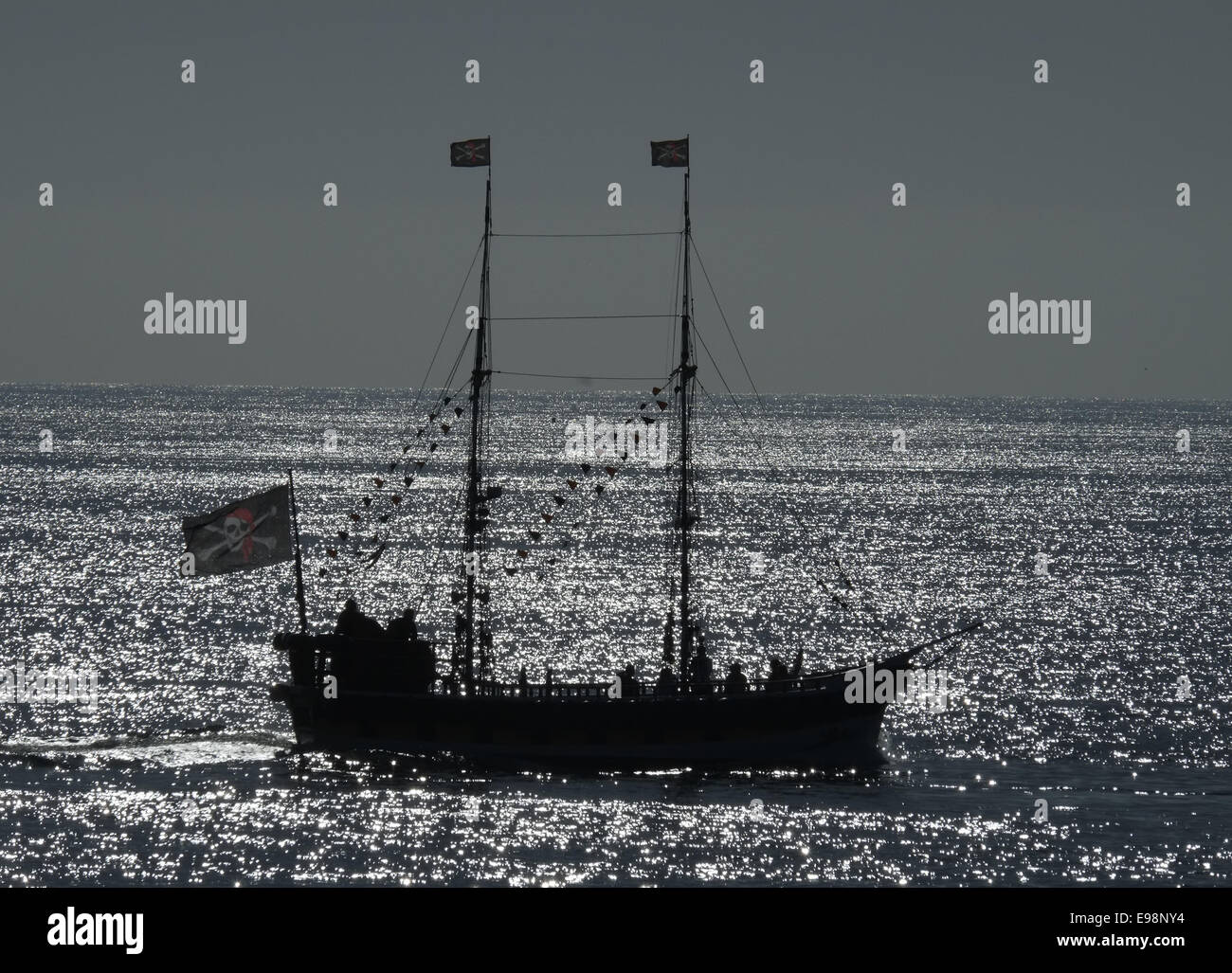 Imbarcazione da diporto nave pirata in silhouette. Foto Stock