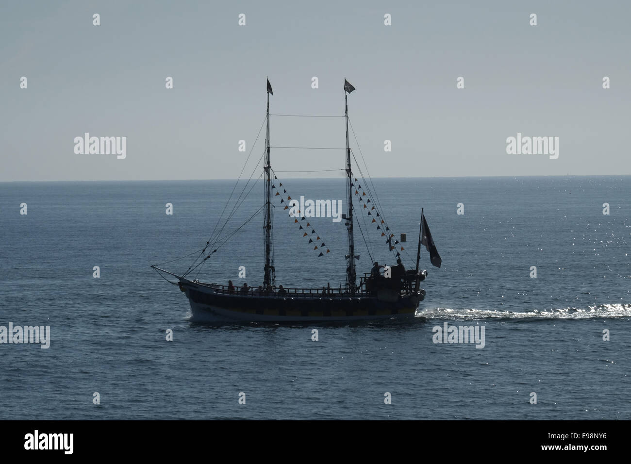 Imbarcazione da diporto nave pirata in silhouette. Foto Stock