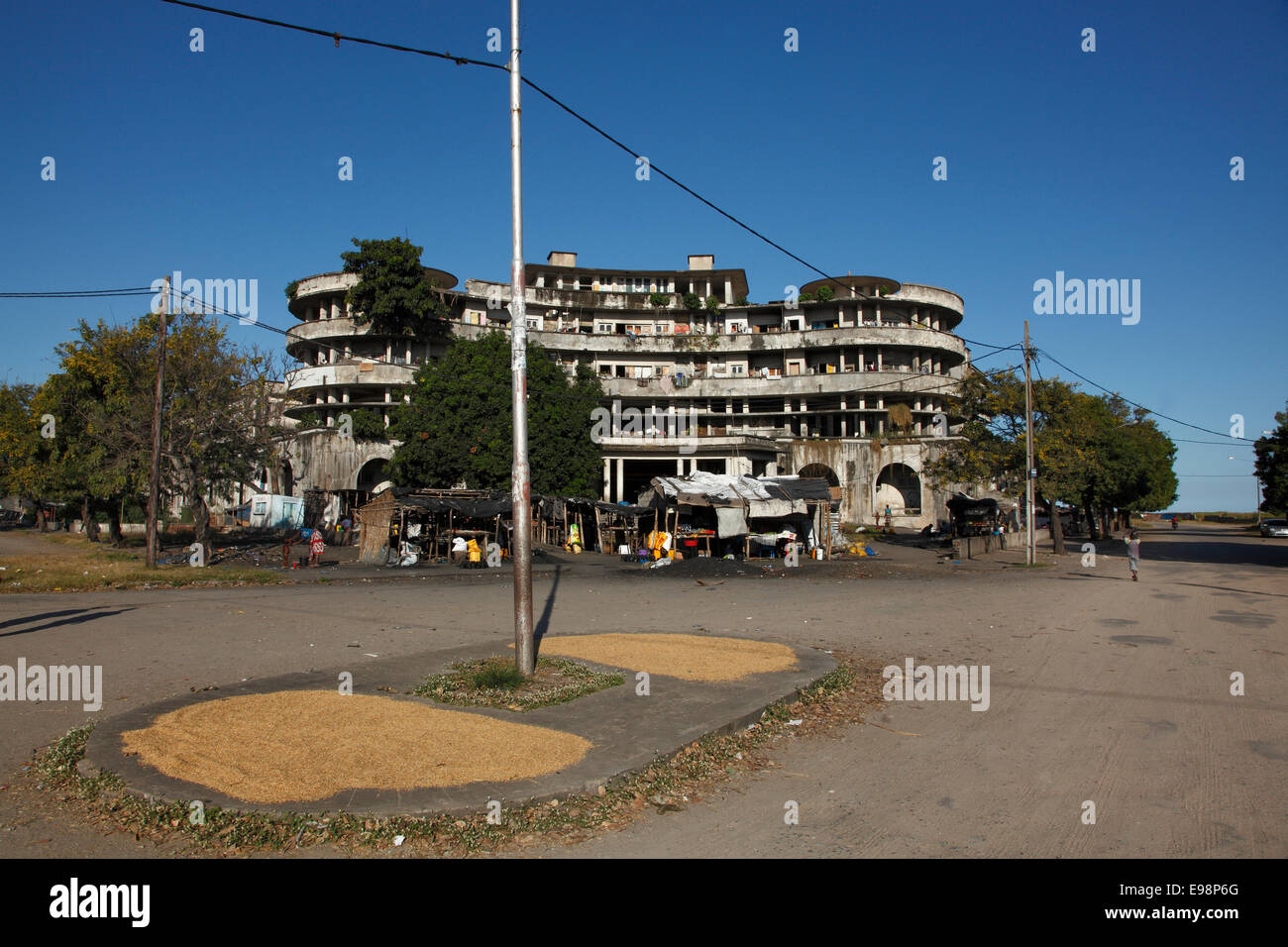 Il Grande Hotel in Beira una volta era un rifugio di lusso dell'Africa coloniale di elite ma ora è la casa di circa 5000 famiglie. Ju Foto Stock