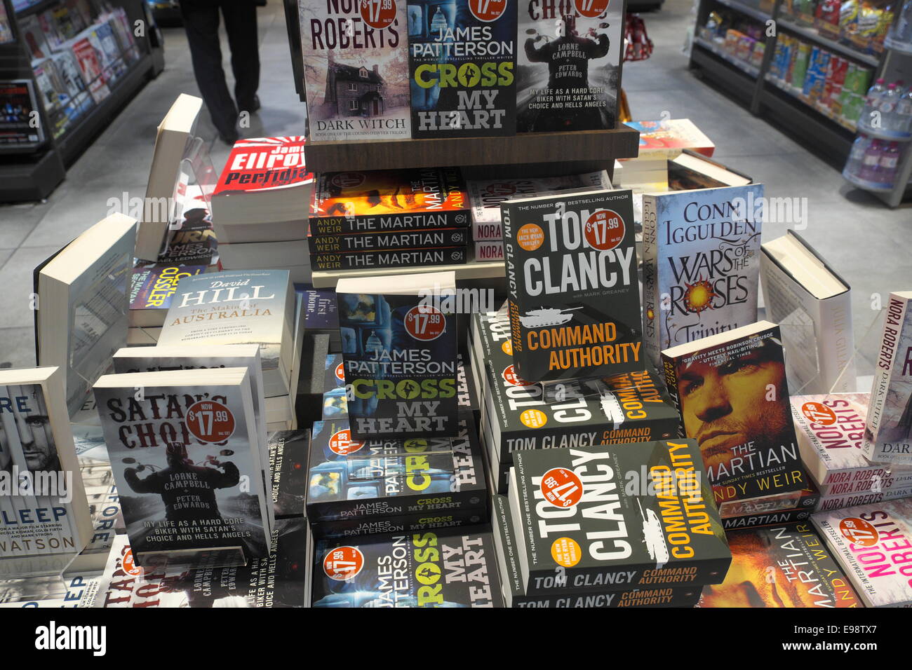 Tom clancy romanzi e altri al kingsford smith Sydney Airport terminal 2, agenzia di stampa che vende gli ultimi 2014 libri cartacei, Sydney, Australia Foto Stock