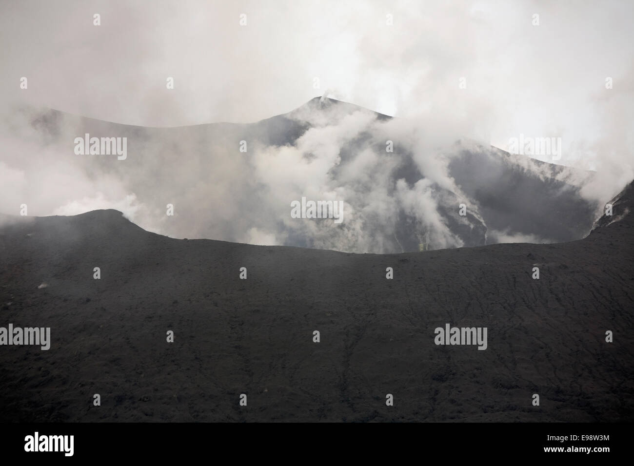 Il altamente attivi Stratovulcano Mt. Tavurvur, accanto a Rabaul's Simpson Harbour, Rabaul, isola di Nuova Bretagna, Papua Nuova Guinea Foto Stock