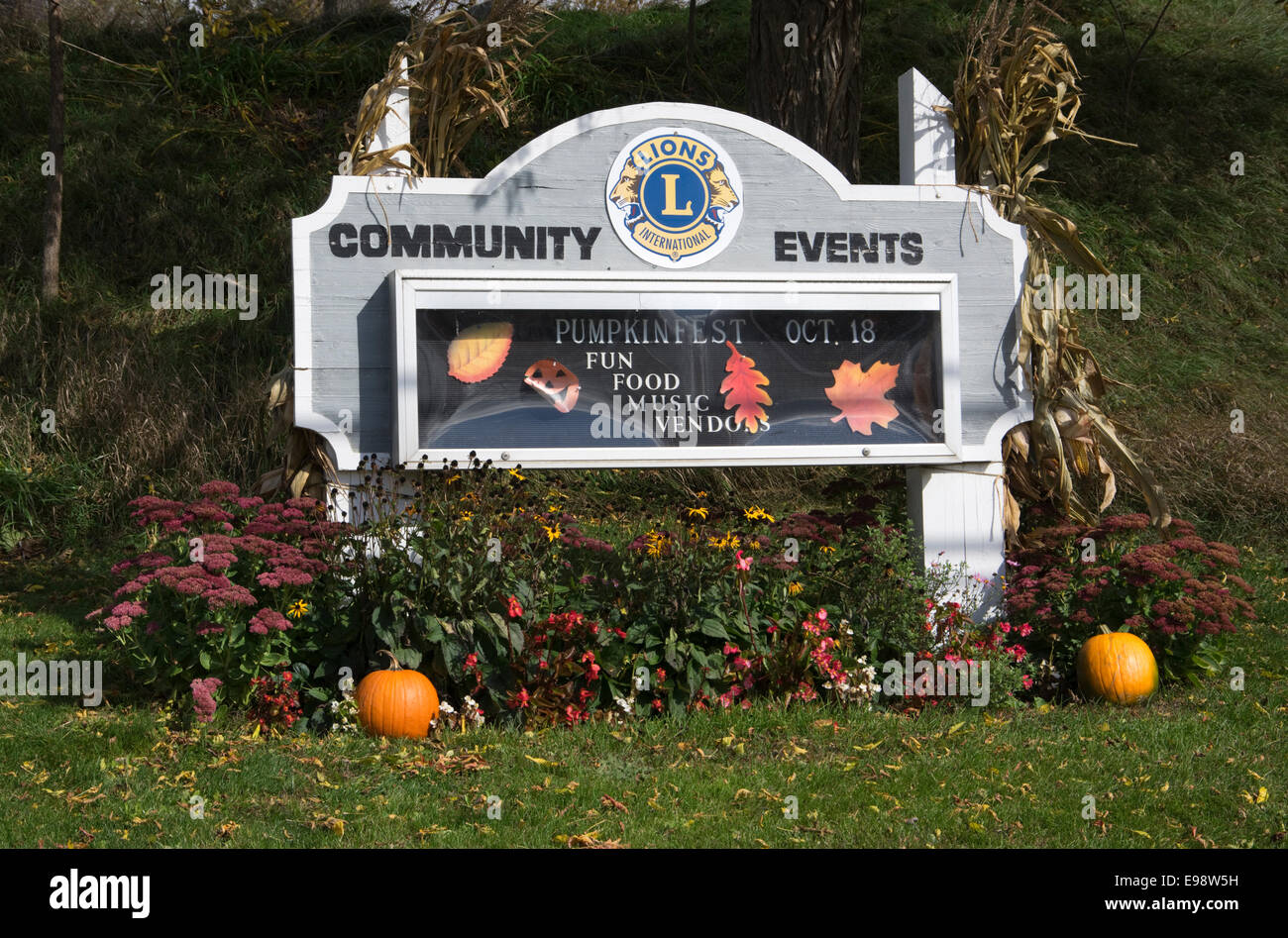 Gli eventi della comunità cartello a Mishicot, Wisconsin sponsorizzati dai Lions International promozione Pumpkinfest annuale Foto Stock