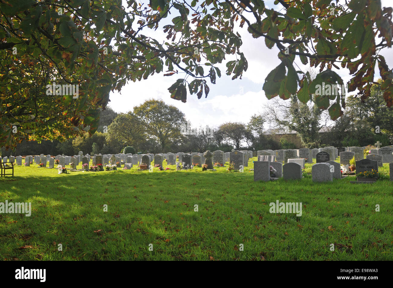 Lapidi nel cimitero della chiesa Foto Stock