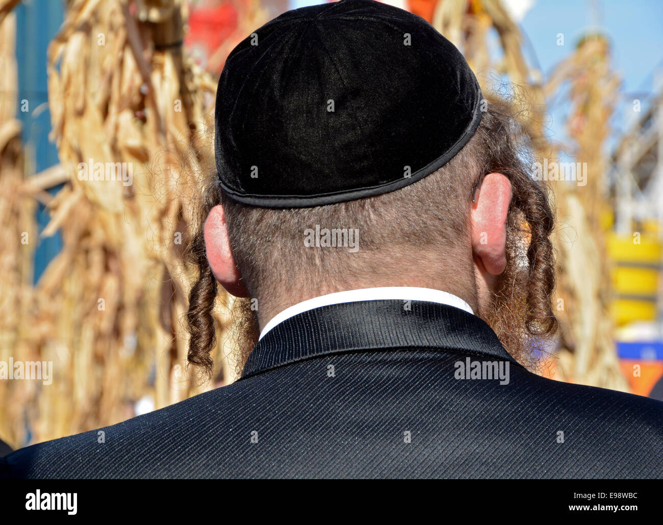 Chiudere fino ad un ultra religiosa ebraica dell'uomo peyot all aperto in Coney Island durante il Sukkot vacanza. In Brooklyn, New York Foto Stock