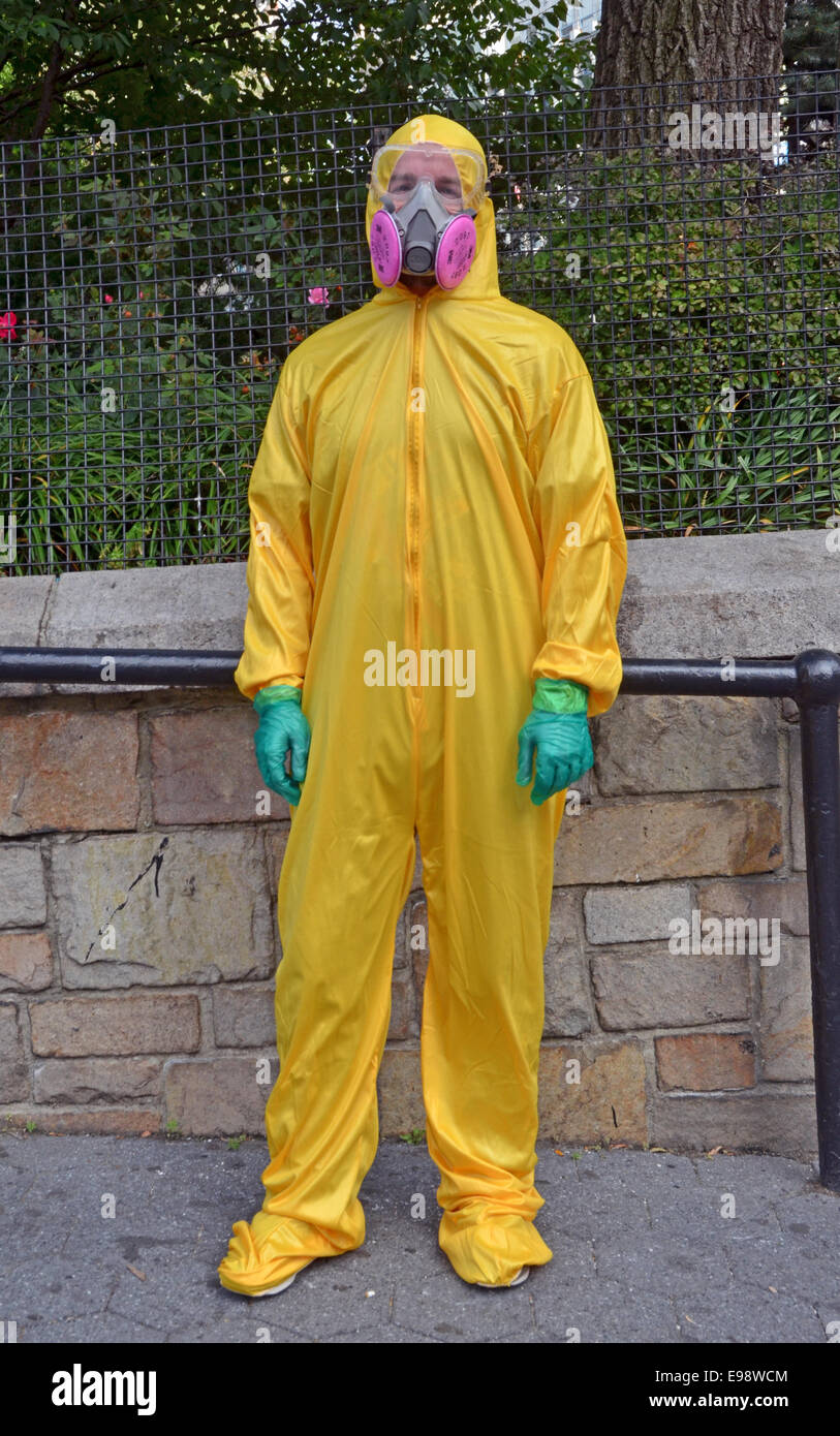 Internet satiro K Ryan Jones vestito con una tuta di protezione le riprese di un segmento di circa la crisi di Ebola. Union Square Park, NYC Foto Stock