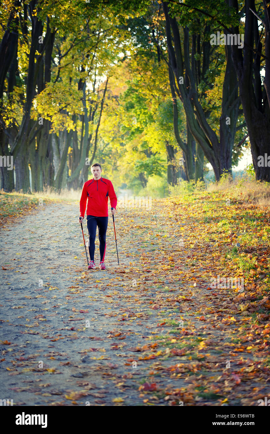 L'uomo facendo Nordic walking nel parco Foto Stock