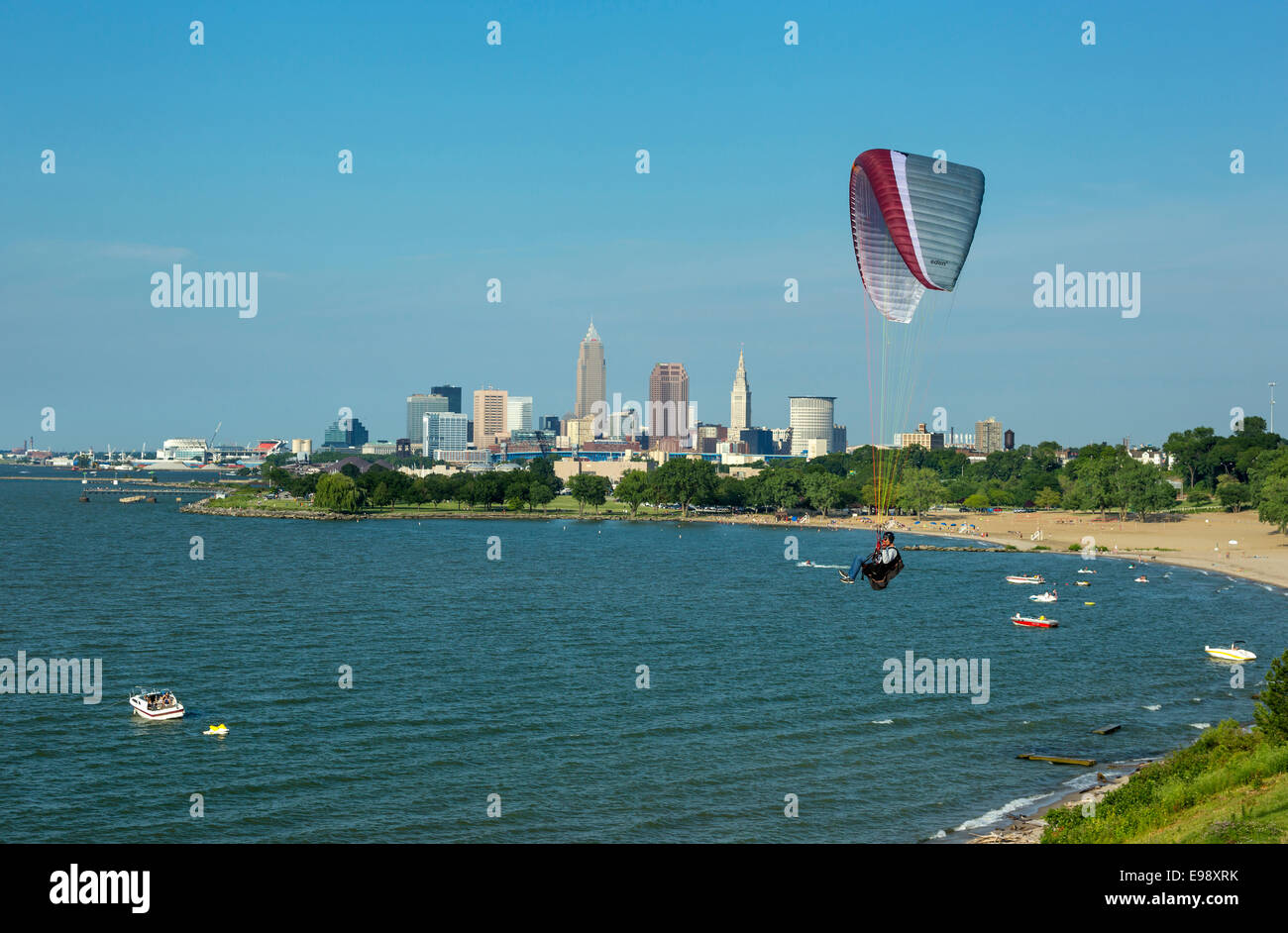 Parapendio skyline del centro EDGEWATER PARK CLEVELAND Lago Erie CUYAHOGA COUNTY OHIO USA Foto Stock