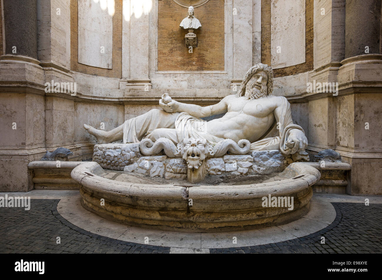 Antica statua di Nettuno Museo Capitolino roma, Italia. Foto Stock