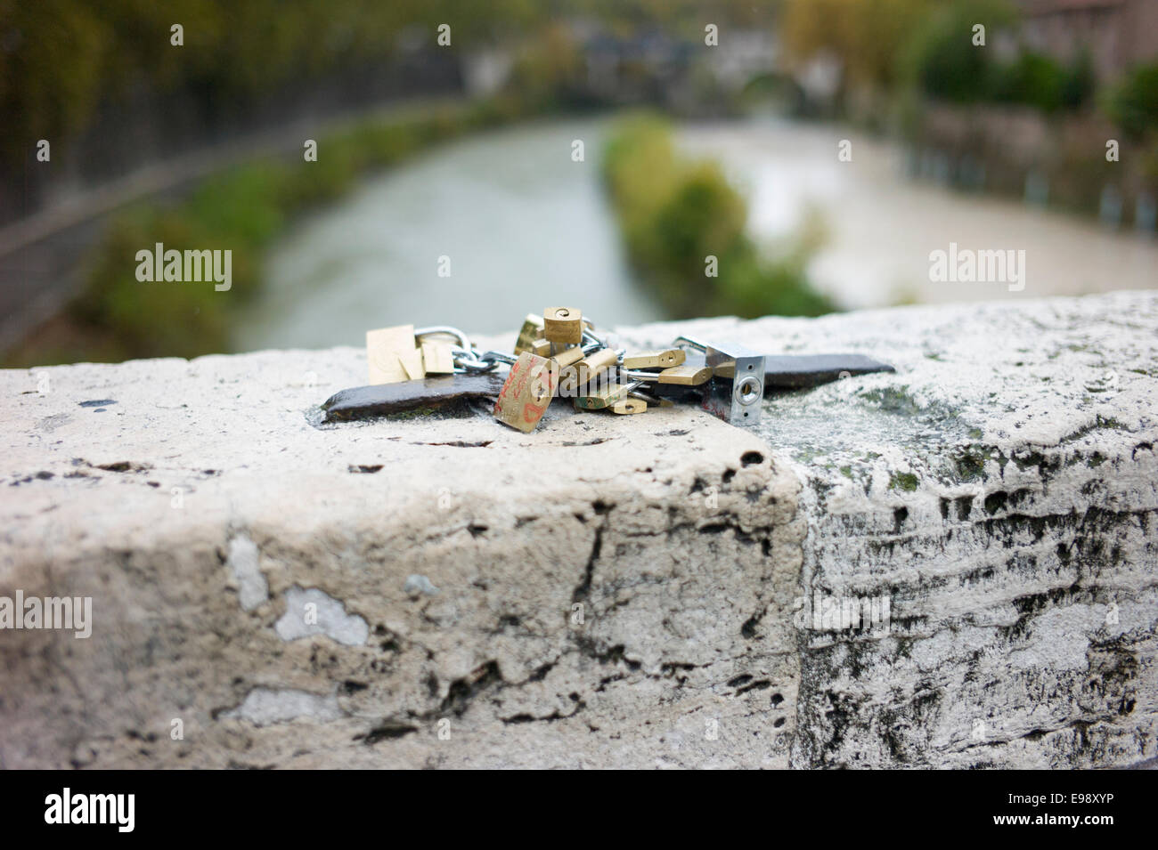 Amore lucchetti su un ponte di Roma, Italia. Foto Stock