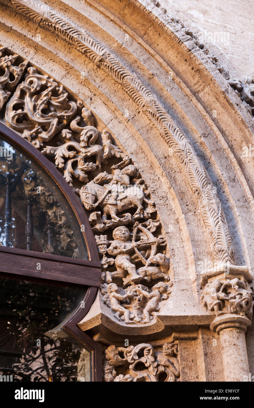 Dettaglio delle figure allegoriche scolpite in pietra in seta edificio di Exchange a Valencia in Spagna. Foto Stock