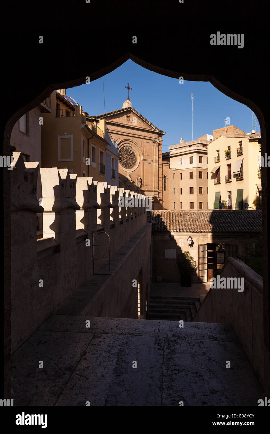 La chiesa del Sacro Cuore di Gesù si vede attraverso la porta della seta edificio Exchange, Valencia, Spagna. Foto Stock