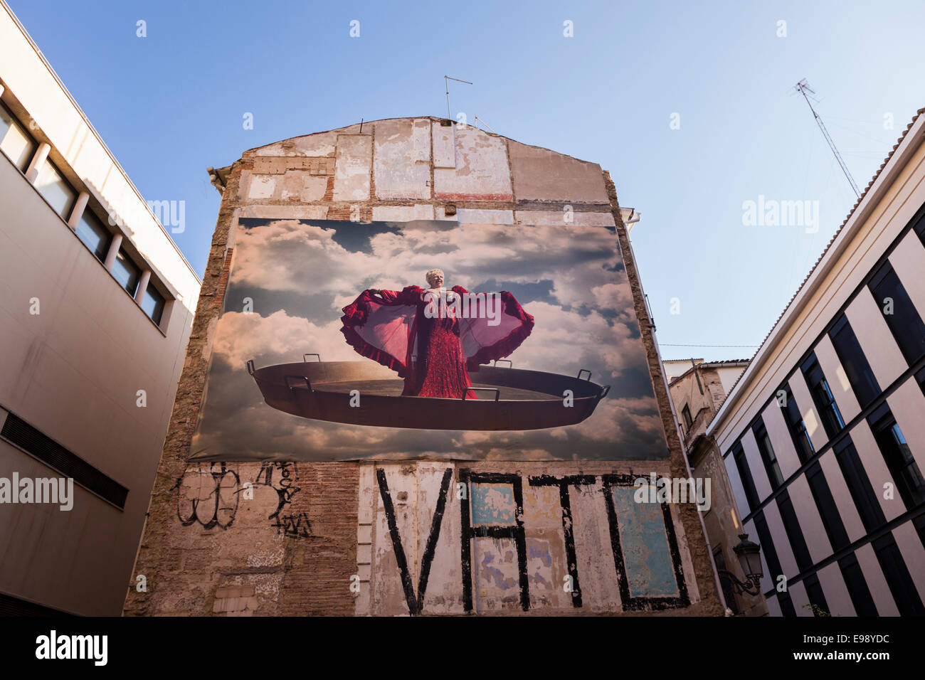 Enorme ingrandimenti delle fotografie appese ai lati di vecchi edifici in Valencia, Spagna. Foto Stock