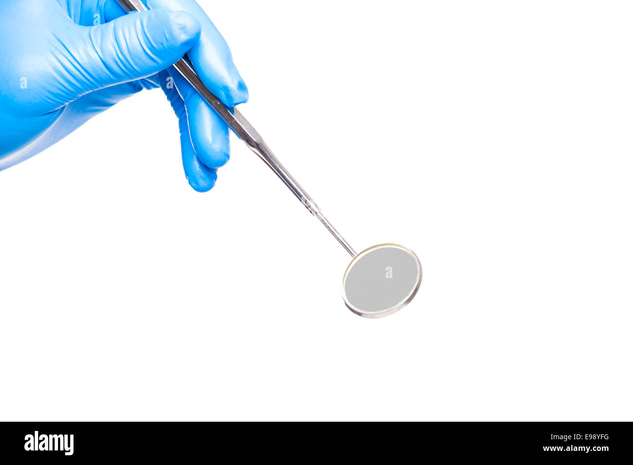 Mano che tiene un utensile dentale isolati su sfondo bianco. cure dentarie concept Foto Stock