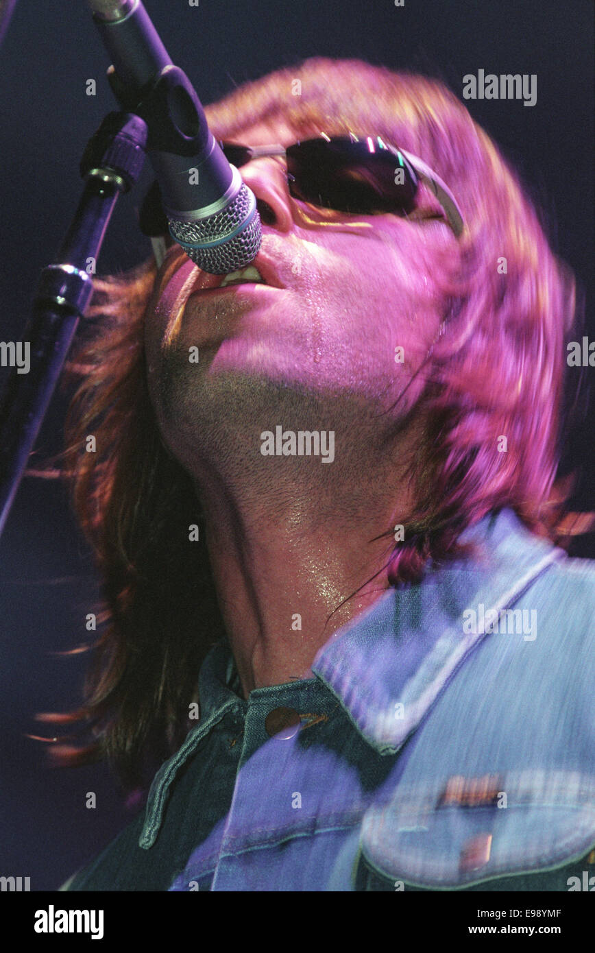 Liam Gallagher degli Oasis sul palco in concerto a 'Rock sul verde', a Glasgow in Scozia, nel mese di agosto 2000. Foto Stock