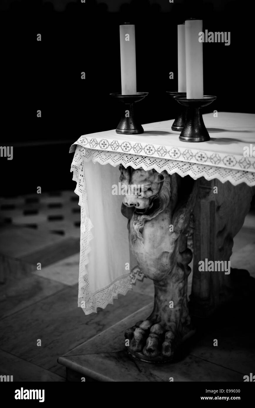 L'altare della chiesa con candele Foto Stock
