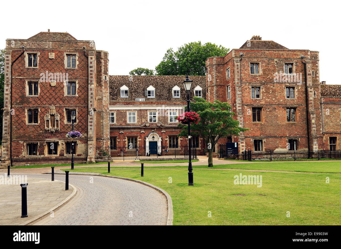 Ely, XVI Secolo Vecchio Palazzo dei Vescovi, ora Kings School sesto 6° modulo college, Cambridgeshire, England Regno Unito Foto Stock