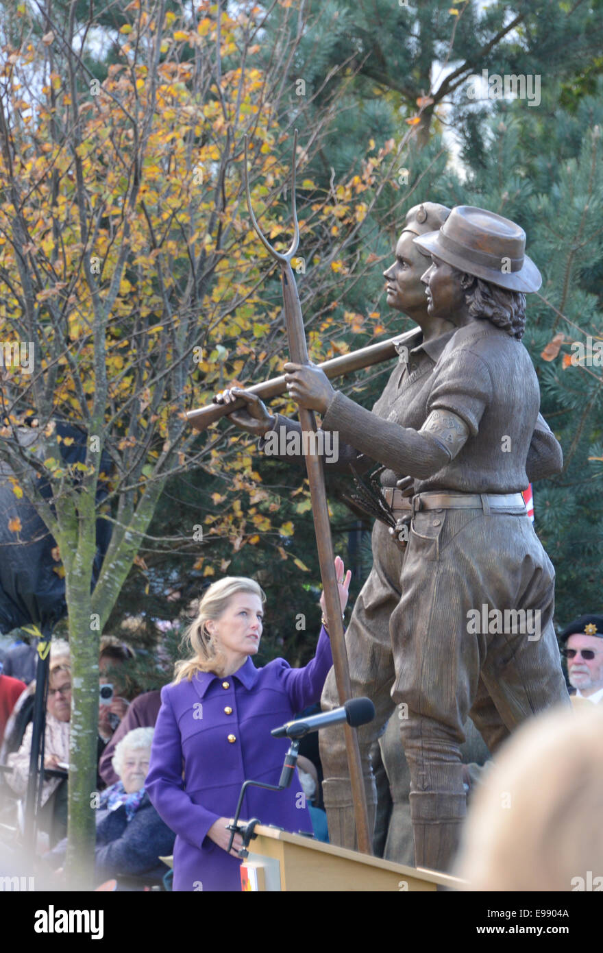 Sophie, Contessa di Wessex, esamina le ragazze di terra e legname di Jill statua da Denise Dutton presso il National Memorial Arboretum Foto Stock