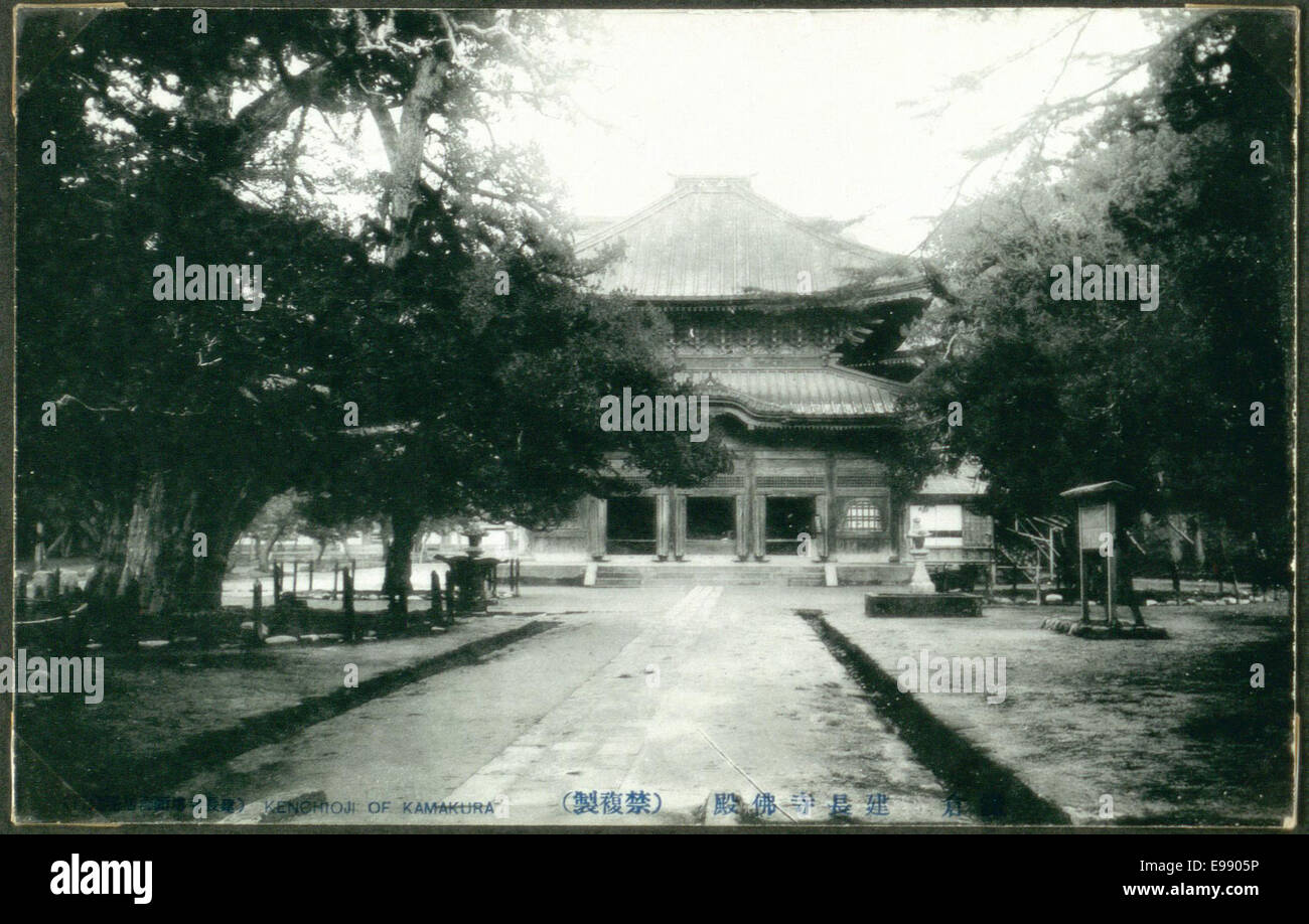 Un'immagine del tempio Kenchoji a Kamakura, in Giappone, uno dei più antichi templi Zen del paese. Fondato nel 1253, è un importante sito storico e spirituale, che mostra la tradizionale architettura giapponese dei templi e i giardini. Foto Stock
