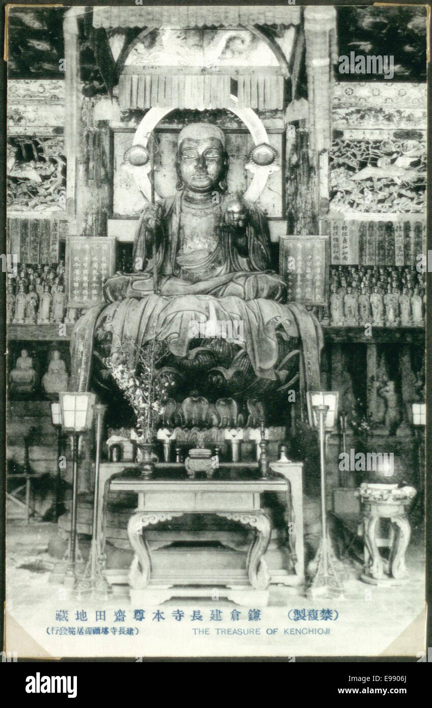 Questa immagine mostra il Tesoro di Kenchioji, un famoso tempio buddista in Giappone, con la sua grande statua di Buddha. La fotografia cattura la grandezza della statua e il significato storico e culturale del tempio nella storia religiosa del Giappone. Foto Stock