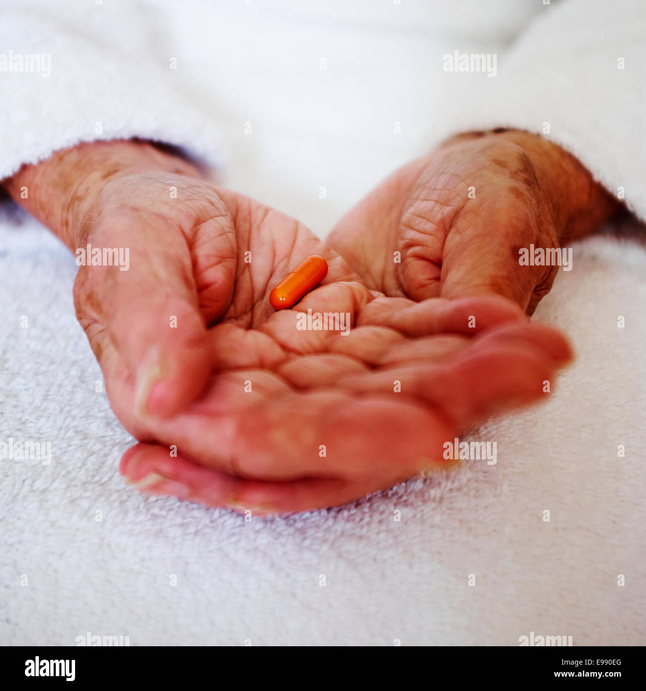 Senior persona con le mani in mano azienda Lipantil Fenofibrato Colesterolo capsula di prescrizione farmaci - assistenza sociale. Foto Stock